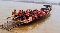 Đứng lại, chờ lũ...