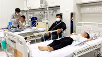 Ăn quả hồng trâu, 1 học sinh tử vong, 8 em ngộ độc nặng