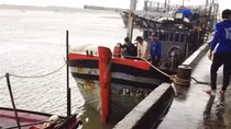 Ngư dân Phú Yên cứu nạn một người Philippine trôi dạt giữa biển khơi