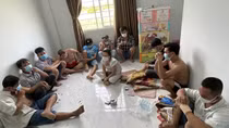 Phó hiệu trưởng tụ tập đánh bạc trong ngày giãn cách