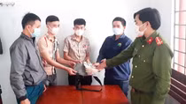 Công an xã trao trả gần 13 triệu đồng cho người đánh rơi