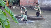 Thanh niên Phòng An ninh điều tra Công an Hải Dương hoạt động “Ngày chủ nhật xanh - thanh bình sông nước”