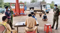 Tài xế xe “luồng xanh” giấu người trong thùng vượt chốt