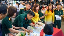 Nhà thơ Đặng Vương Hưng: Ra mắt sách và phát hành online