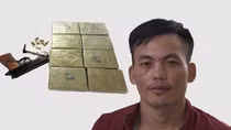 Bắt đối tượng mang súng vận chuyển 8 bánh heroin