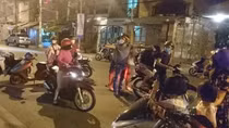 Hai tên cướp xịt hơi cay, đạp xe người truy đuổi để thoát thân