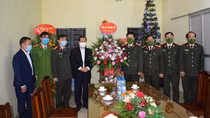 Giám đốc Công an tỉnh Hưng Yên chúc mừng các giáo xứ nhân dịp lễ Giáng sinh