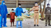 Công an trực chốt hỗ trợ cha con người bán vé số đang đi xin gạo