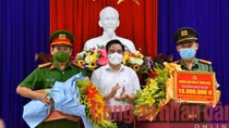 Khen thưởng thành tích triệt xóa đường dây mua bán giấy tờ giả quy mô lớn