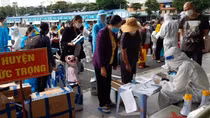 Số người nhiễm COVID-19 tăng mạnh, nhiều hàng quán tự đóng cửa