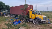 Xe đầu kéo mất lái tông vào chòi bán nước ven đường