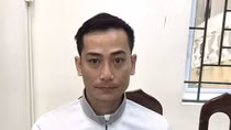 Khóa tay kẻ xông vào quán hải sản, hành hung nữ chủ quán
