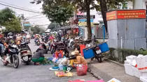 Nguy cơ lây lan dịch bệnh COVID-19 từ việc tụ tập buôn bán tự phát