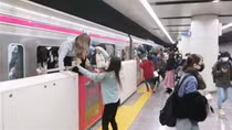 Đâm dao, xịt axit rồi châm lửa đốt tàu điện ở Tokyo