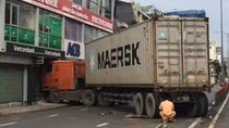 Tài xế ngủ gục lao xe đầu kéo vào chi nhánh ngân hàng