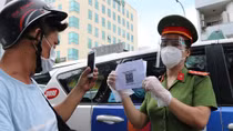 Công dân cần khai báo thông tin trước khi qua các chốt kiểm soát