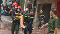 Cứu 2 vợ chồng thoát khỏi đám cháy tại căn nhà 7 tầng