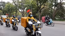 Thí điểm giao hàng chuyển phát nhanh bằng xe máy điện, bảo vệ môi trường