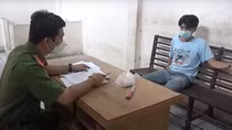 Bị kiểm tra hành chính, con nghiện dùng hung khí tấn công cán bộ tổ công tác