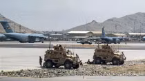 Nga lo Taliban bán thuốc phiện, vũ khí Mỹ ra chợ "đen"