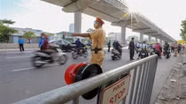 Giấy đi đường cũ và mới song hành, các chốt kiểm soát Hà Nội thông thoáng