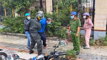 Không đeo khẩu trang, chặn đánh người đi đường