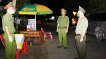 Tặng quà, động viên các chốt kiểm soát dịch