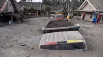 Núi lửa Indonesia phun trào, người mẹ vẫn ôm con dù bị dung nham vùi lấp