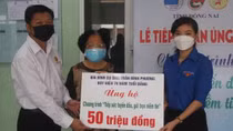 Gia đình lão thành cách mạng tặng tiền phúng viếng ủng hộ lực lượng chống dịch