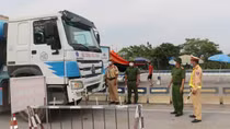 Khởi tố đối tượng cố thủ trong xe nhằm gây ùn tắc để Công an phải "xả chốt"