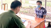 Bắt gã bố dượng nhiều lần xâm hại con riêng của vợ