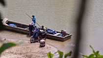 “Nóng” tình trạng hàng lậu vượt sông biên giới Sê Pôn