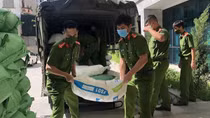 Đoàn thanh niên Công an TP Hà Nội tặng người dân 2000 phần quà