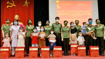 Hội Phụ nữ Cục truyền thông CAND tặng quà con thầy thuốc Công an đang tăng cường chống dịch