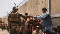 Taliban ra "tối hậu thư" với Mỹ, ngăn người dân Afghanistan rời khỏi đất nước