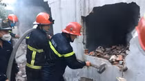 Đập tường, lấy nước hồ bơi chữa cháy kho phế liệu rộng hàng trăm mét