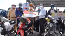 Đà Nẵng tiếp tục giúp đỡ người dân về quê