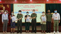 Báo CAND tặng quà cho các hộ dân gặp khó khăn do dịch bệnh COVID-19 trên địa bàn quận Hoàn Kiếm