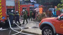 Hai bà cháu được giải cứu khỏi đám cháy tại chung cư cũ