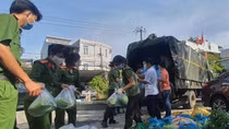 Công an hỗ trợ cung ứng thực phẩm cho người dân Đà Nẵng tại các khu phong tỏa