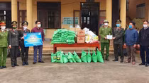 Hỗ trợ người dân xã biển Vĩnh Thái phòng, chống dịch COVID-19