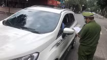 Giấy phép lái ô tô quá hạn 6 tháng có thể bị phạt tới 12 triệu đồng