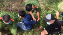 Đang gặt lúa giúp dân vùng dịch, Công an bắt giữ 2 tên trộm