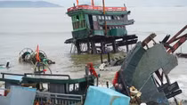 Sóng lớn quật vỡ nhiều tàu cá của ngư dân
