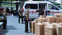 Công an tỉnh Thừa Thiên Huế tặng vật tư y tế cho Công an tỉnh Bình Dương