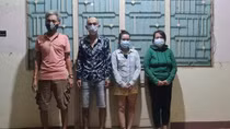 Bất chấp giãn cách, 2 cặp nam nữ thuê phòng trọ để "đập đá"