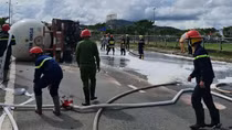 Giải cứu xe bồn chở gas bị lật tại cầu vượt Hòa Cầm