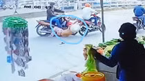 Người phụ nữ bán vé số bị tên trộm xe kéo lê trên đường hơn 30m