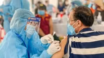 Có nên cho người tiêm đủ 2 mũi vaccine đi lại trong thời gian giãn cách?
