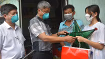 Mang trung thu đến với các em nhỏ có người thân mất vì COVID-19